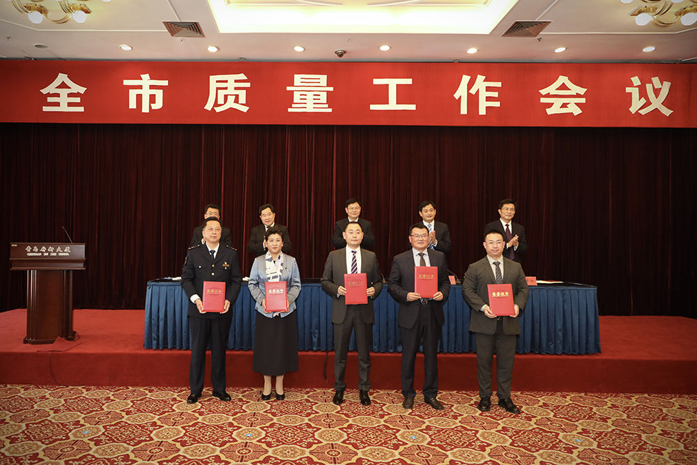 2海大生物集團(tuán)創(chuàng)始人、董事長(zhǎng)單俊偉（右二）上臺(tái)領(lǐng)獎(jiǎng).jpg